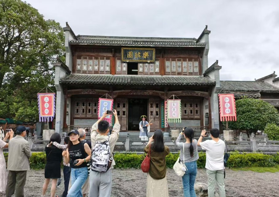 我在宏村的旅拍店和屯溪老街的灯火里,看见消费
